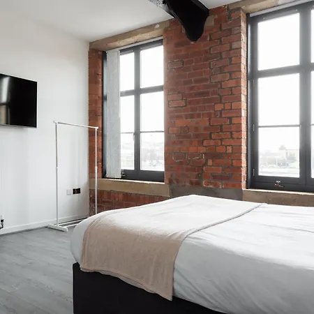 Centre - Mills 2 Bedroom With Jacuzzi!