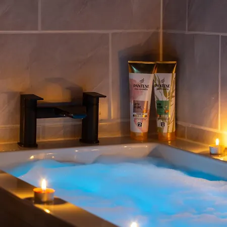 Centre - Mills 2 Bedroom With Jacuzzi! * Bradford (West Yorkshire)